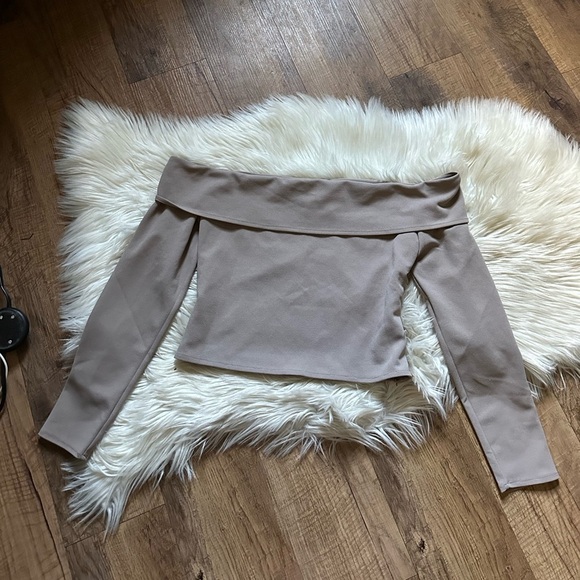 ABERCROMBIE & FITCH Long Sleeve Off The Shoulder Top - Picture 5 of 7